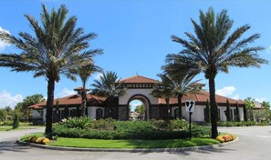 Exterior - Solterra Accessible Retreat Villa Pool - Jacuzzi - Gym - Family  Friendly! (Davenport)