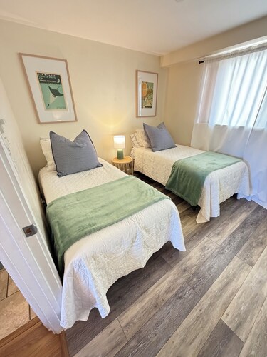 Premium 2-bedroom Condo in adorable Kona - Walk to Beaches Shops & Restaurants