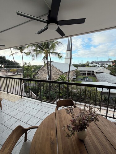 Peek-a-Boo Ocean View Condo in Kona - Walk to Beaches, Shops & Restaurants