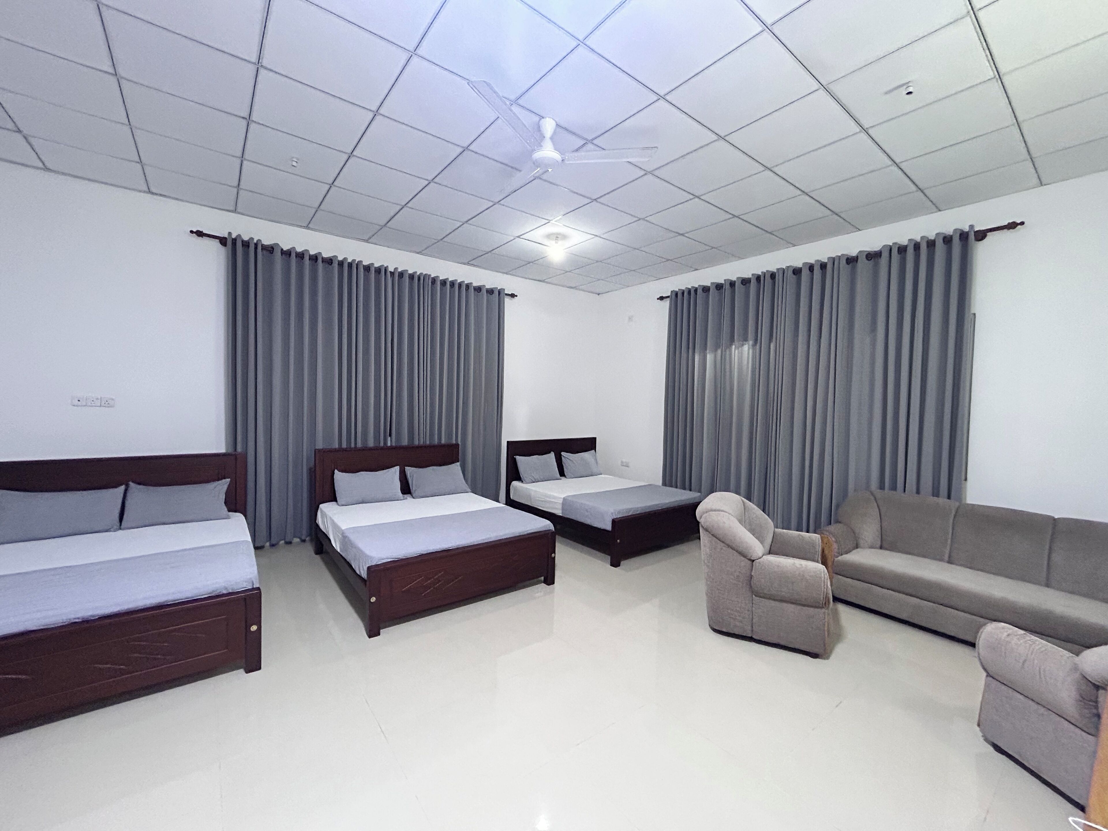 Habitación triple familiar, vista al jardín | Escritorio y espacio para trabajar con laptop 