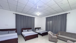 ห้องแฟมิลี่ทริปเปิล, วิวสวน | โต๊ะทำงาน, พื้นที่ทำงานแบบใช้แล็ปท็อป, เตารีด/โต๊ะรีดผ้า