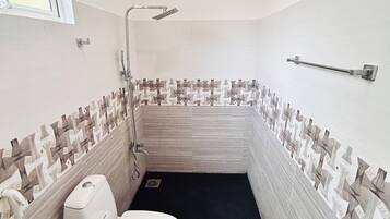 Dusche, kostenlose Toilettenartikel, Haartrockner, Handtücher