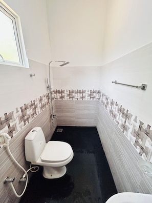 シャワー、バスアメニティ (無料)、ヘアドライヤー、タオル