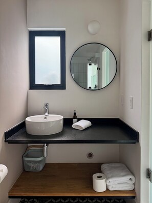 Regadera, secadora de cabello, toallas, papel de baño 