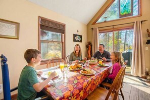 Dining - Family-Friendly Home w/ Hot Tub • Fire Pit• Games (Swanton)
