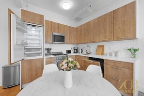 Fridge, microwave, oven, stovetop - Beautifully Renovated 1 bedroom in Prime Manhattan (New York)