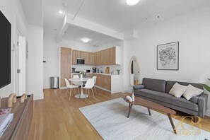 TV - Beautifully Renovated 1 bedroom in Prime Manhattan (New York)