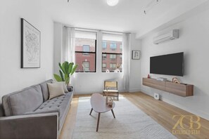 TV - Beautifully Renovated 1 bedroom in Prime Manhattan (New York)