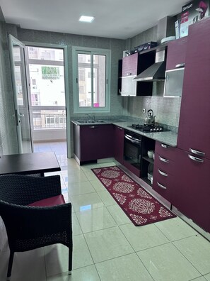 Fridge, oven, stovetop, electric kettle - Bright Apartment in Agadir + IPTV & Fast Wi-Fi (Agadir)
