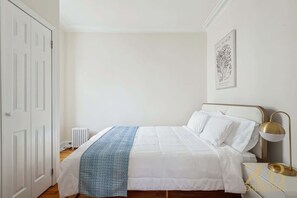 Iron/ironing board, WiFi, bed sheets - Sweet and Cozy 1 Bedroom Apt in Lenox Hill! (New York)