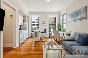 TV - Sweet and Cozy 1 Bedroom Apt in Lenox Hill! (New York)