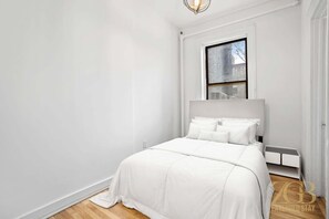 Iron/ironing board, WiFi, bed sheets - Sun-Filled Brownstone Apt in Prime Chelsea (New York)