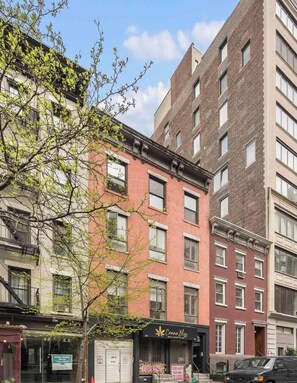 Exterior - Sun-Filled Brownstone Apt in Prime Chelsea (New York)