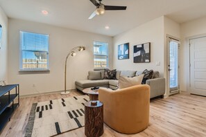 Smart TV - Delightful brand NEW 3-bedroom Modern House + Sleeps 6 (Liberty Hill)