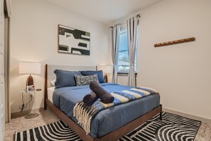 3 bedrooms, iron/ironing board, free WiFi, bed sheets - Delightful brand NEW 3-bedroom Modern House + Sleeps 6 (Liberty Hill)