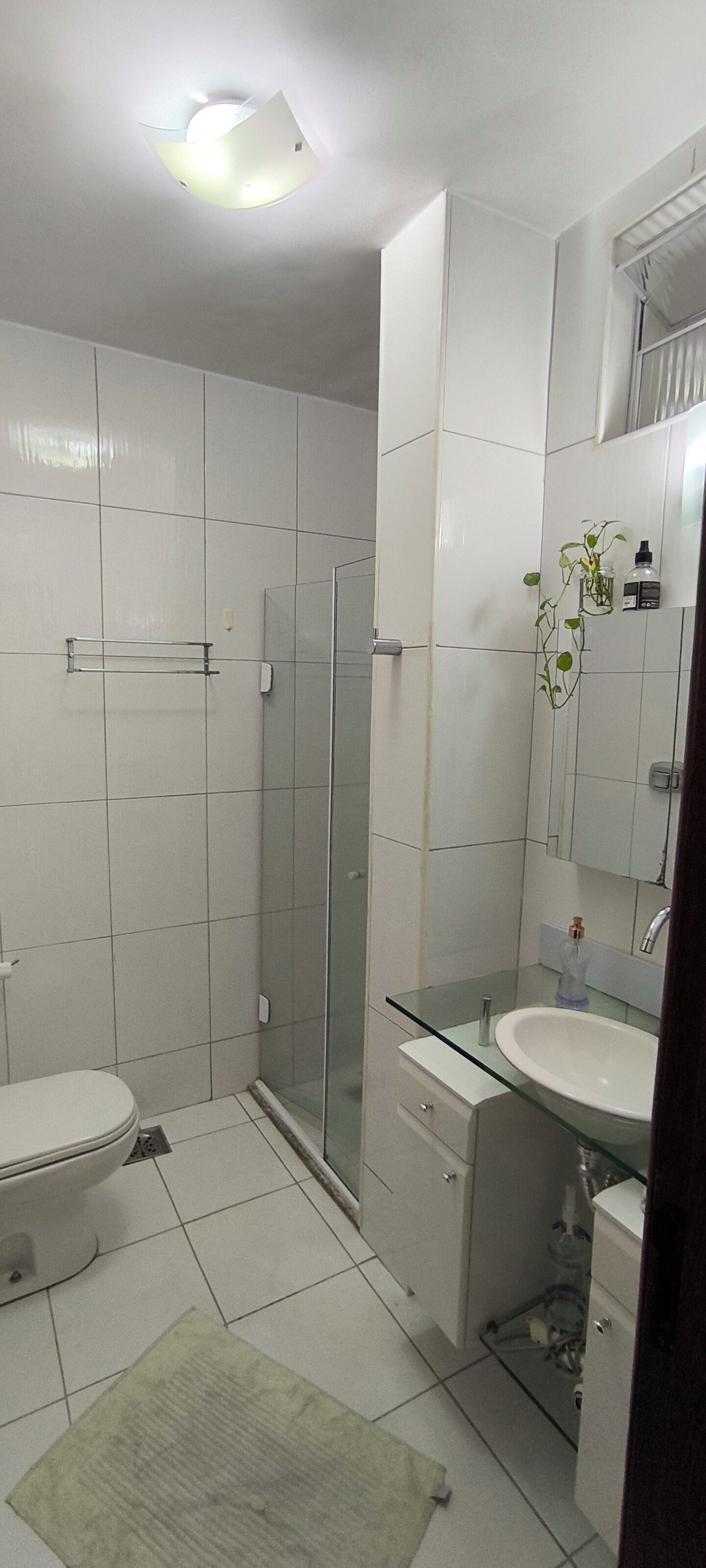 Dusj, hårføner, håndklær og såpe