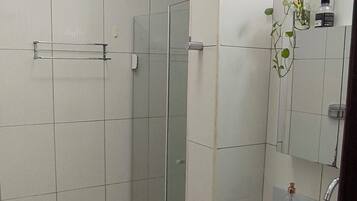 Dusj, hårføner, håndklær og såpe