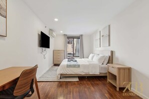 Desk, iron/ironing board, WiFi, bed sheets - Stylish 2-Bedroom Near Central Park - Laundry - Elevator (New York)