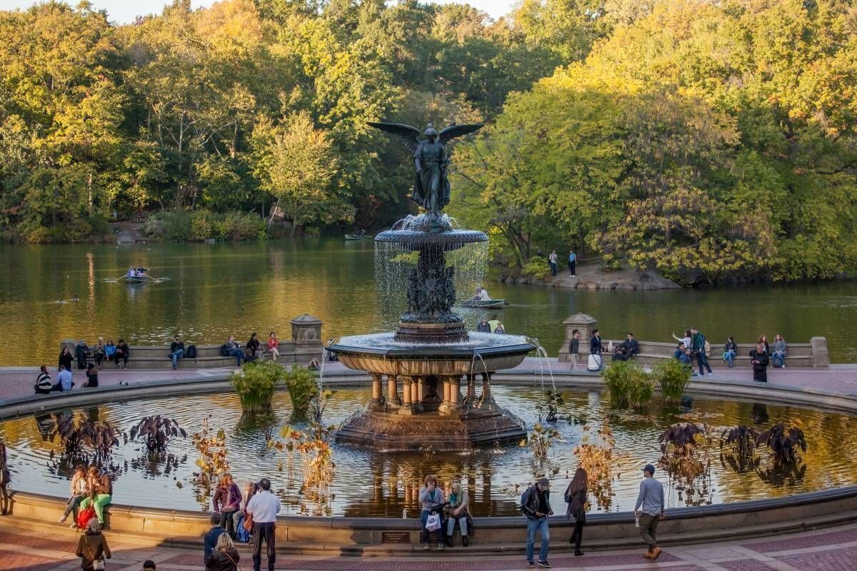 Un parc public doté d’une fontaine centrale, entouré d’une allée circulaire et de bancs.