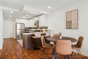 Dining - Stylish 2-Bedroom Near Central Park - Laundry - Elevator (New York)