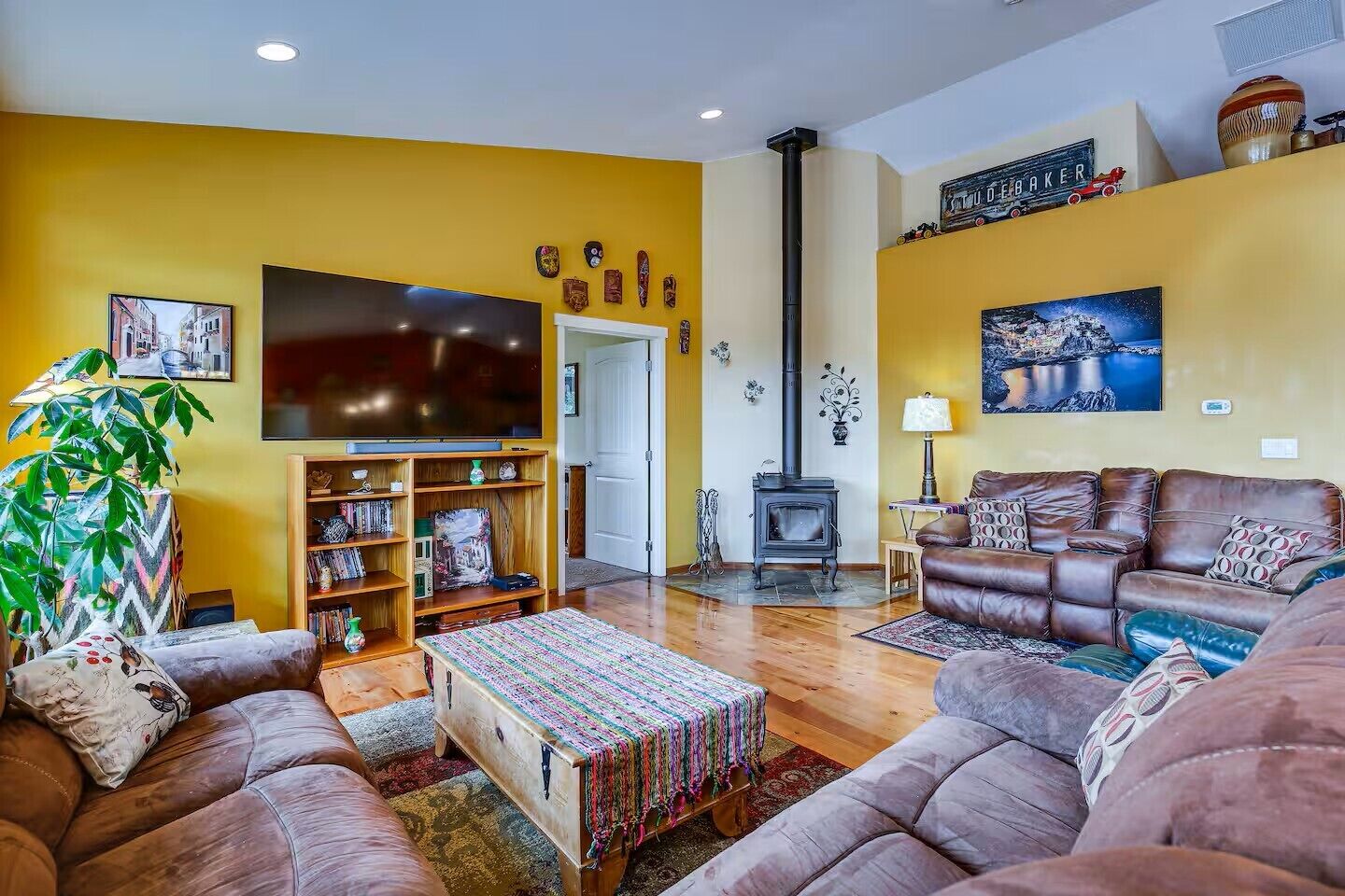 智能电视、壁炉、DVD 播放器、书