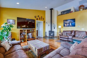 Smart-TV, Kamin, DVD-Player, Bücher