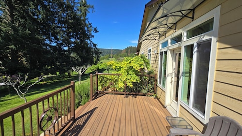 Fantastic 4 BR Countryside Home - Mountain views, Hot tub, Close to town and UO!