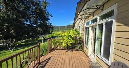 Fantastic 4 BR Countryside Home - Mountain views, Hot tub, Close to town and UO!