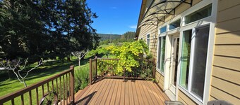 Fantastic 4 BR Countryside Home - Mountain views, Hot tub, Close to town and UO!