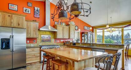 Fantastic 4 BR Countryside Home - Mountain views, Hot tub, Close to town and UO!