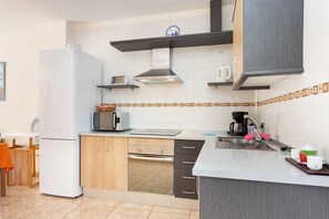 Mikrobølgeovn, ovn, kokeplater og kaffetrakter/tekoker