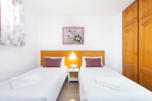 Tabla de planchar con plancha, wifi y ropa de cama 