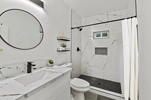 Dusche, Haartrockner, Shampoo