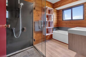Shower, hair dryer - Harbour Fern Retreat - Matapouri Holiday Home (Whangarei)