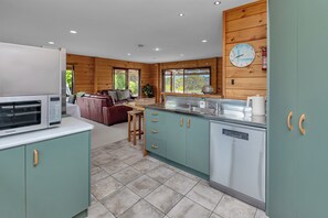 Réfrigérateur, micro-ondes, lave-vaisselle, cafetière/bouilloire