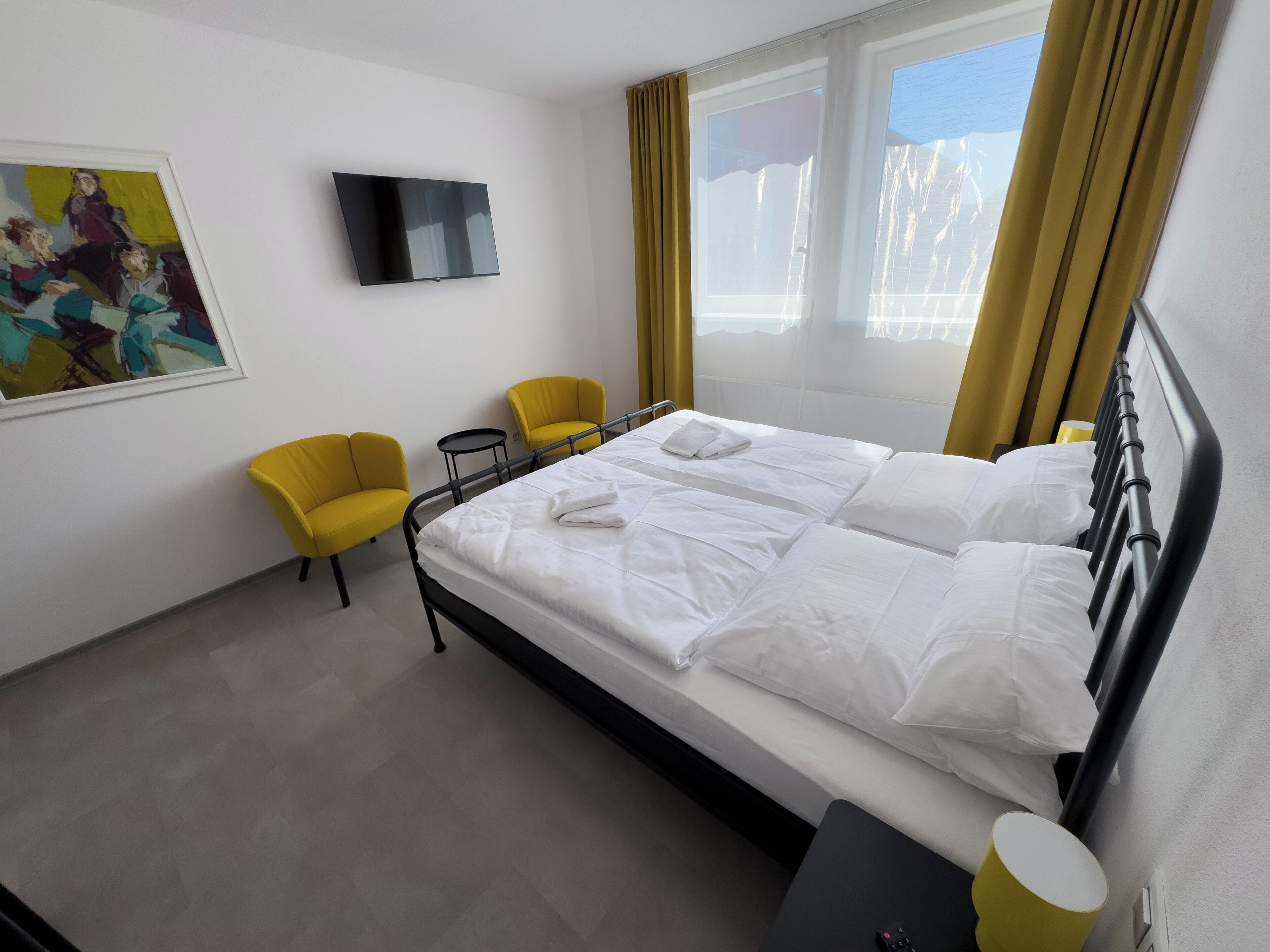 Kahden hengen huone, kylpyhuone makuuhuoneen yhteydessä | Pimennysverhot, silitysrauta/-lauta, ilmainen Wi-Fi