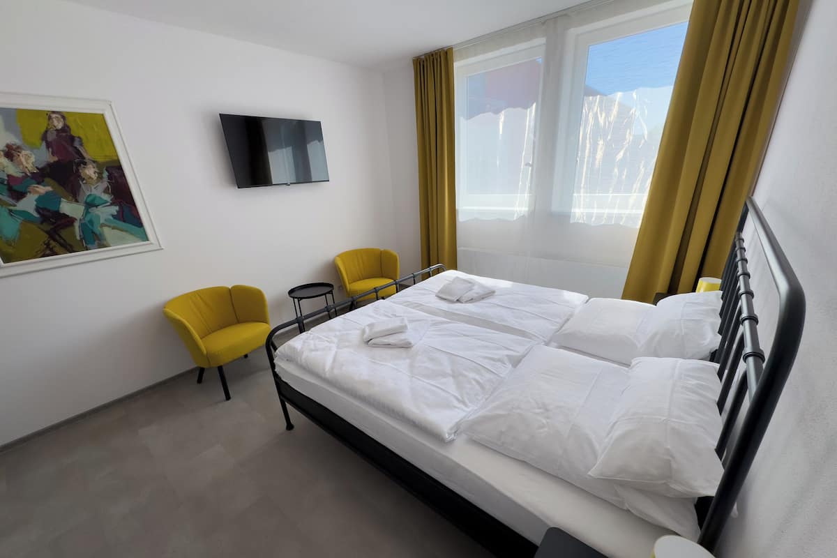 Kahden hengen huone, kylpyhuone makuuhuoneen yhteydessä | Pimennysverhot, silitysrauta/-lauta, ilmainen Wi-Fi