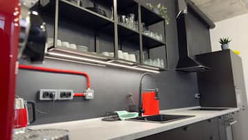 Full-size fridge, microwave, oven, stovetop