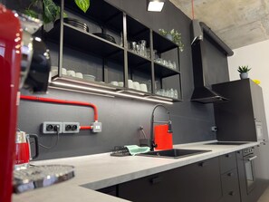 Refrigerador con freezer, microondas, horno, placa de cocina