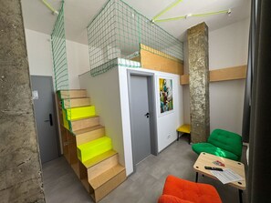 Cortinas blackout, tabla de planchar con plancha y wifi gratis 