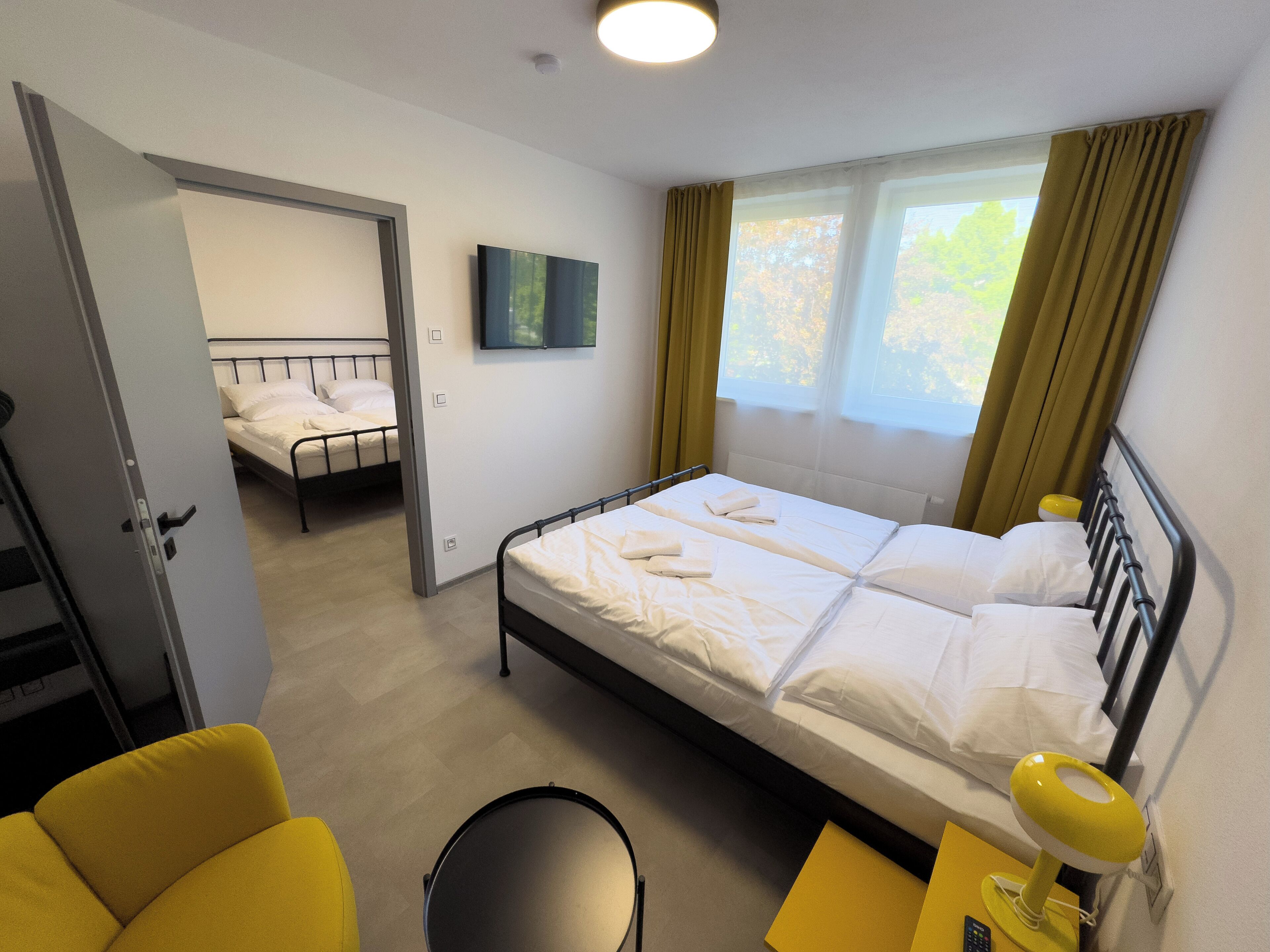 Neljän hengen huone, kaupunkinäköala | Pimennysverhot, silitysrauta/-lauta, ilmainen Wi-Fi