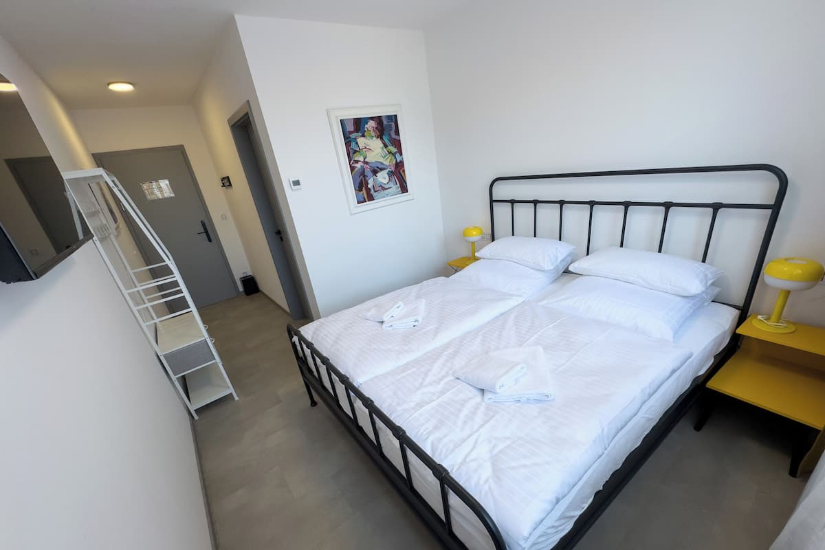 Kahden hengen huone, kylpyhuone makuuhuoneen yhteydessä | Pimennysverhot, silitysrauta/-lauta, ilmainen Wi-Fi