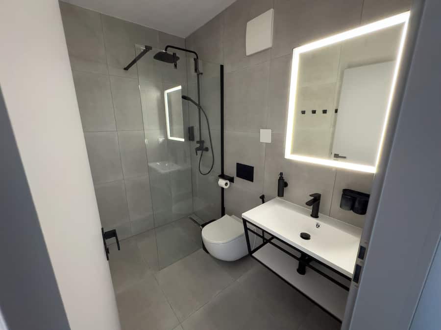 Double Room, Ensuite | Bathroom | Shower, hair dryer, slippers, bidet
