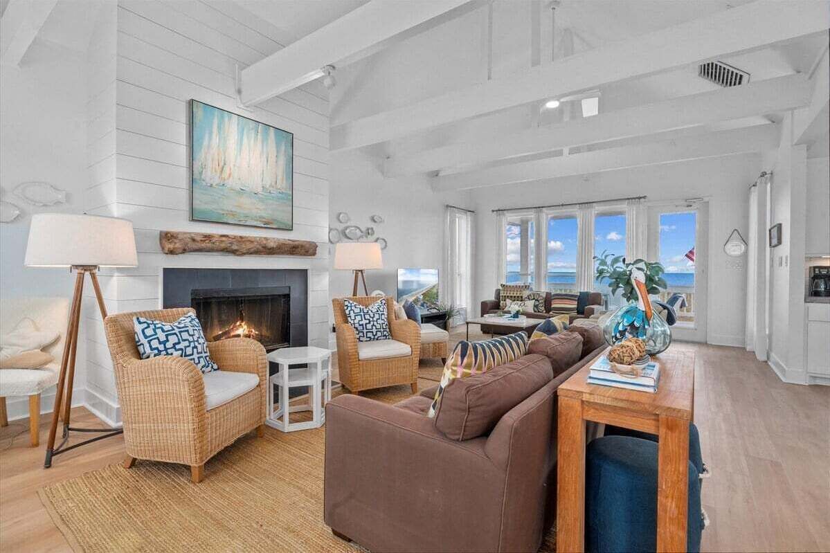 TV connectée, livres, chaîne hi-fi