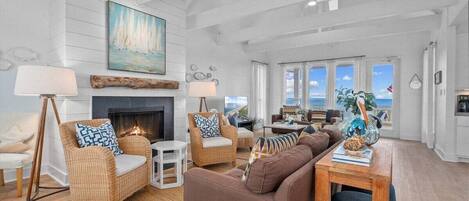 TV connectée, livres, chaîne hi-fi