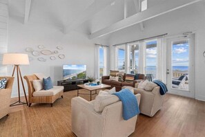 Smart TV, books - Beachfront | Hot Tub | Sleeps 12 (Port Bolivar)