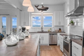 Fridge, microwave, oven, stovetop - Beachfront | Hot Tub | Sleeps 12 (Port Bolivar)
