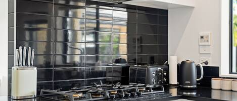 冰箱、微波炉、洗碗机、烤面包机