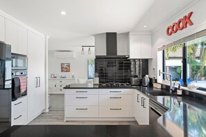 Kühlschrank, Mikrowelle, Geschirrspüler, Toaster