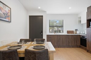 Dining - Hanmer Alpine Chalet - Hanmer Holiday Home (Hanmer Springs)